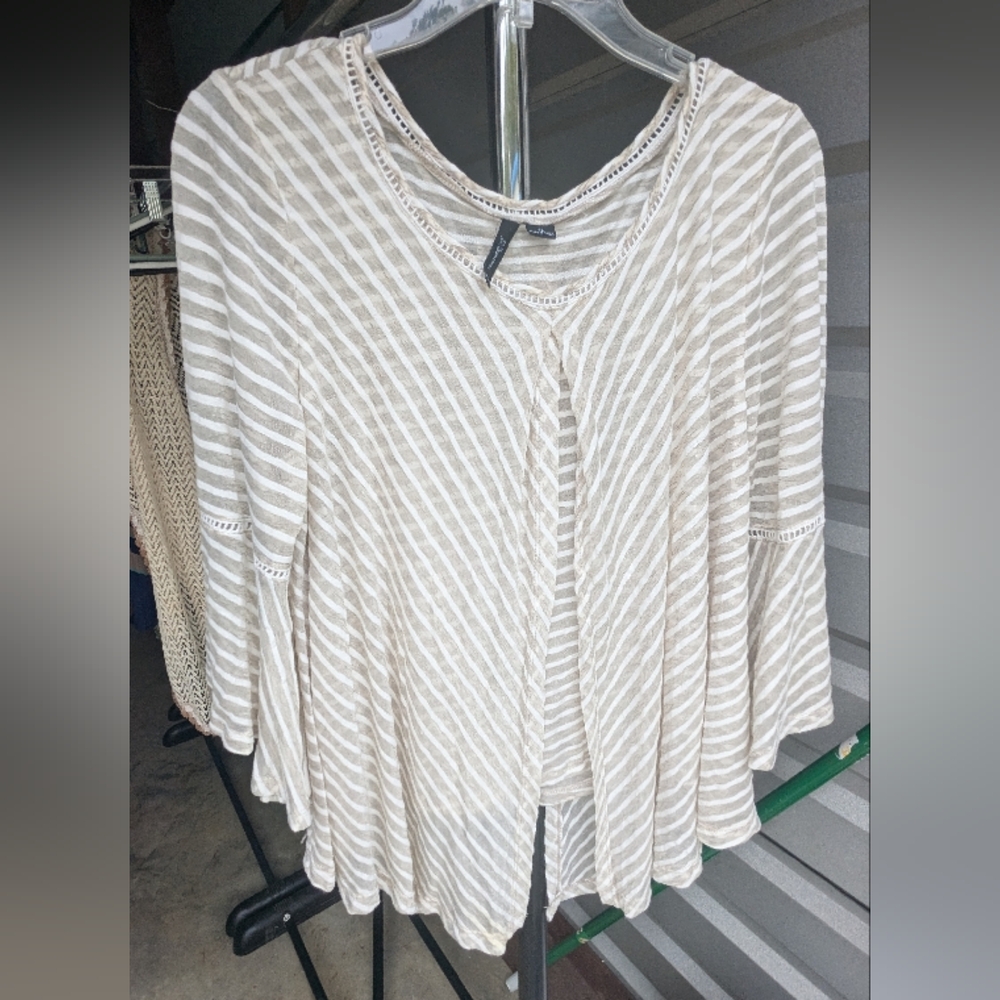 White Textured Blouse with Rounded Neckline and 3/4 Sleeves